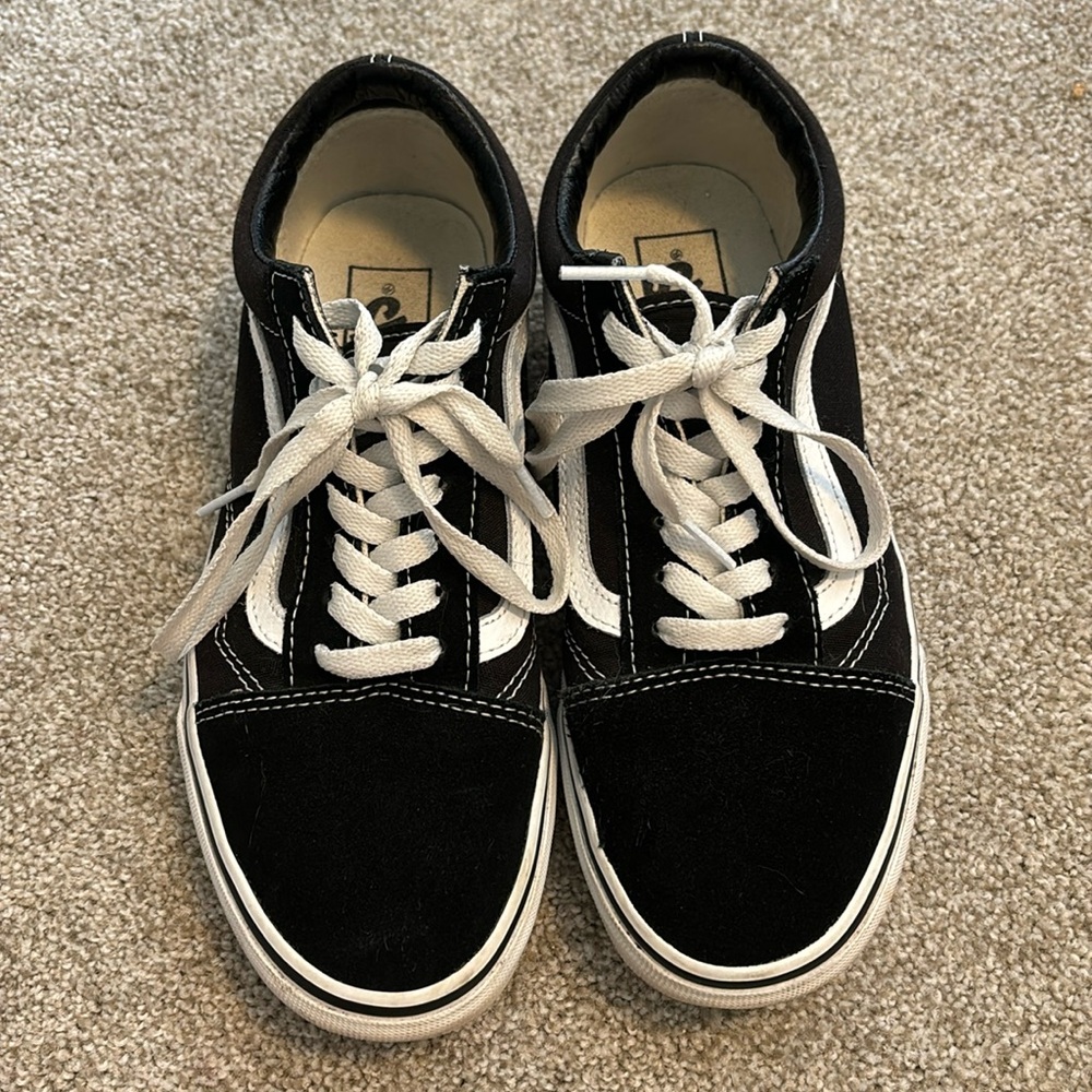 Vans Off the Wall black with white stripe shoe, size 6 men’s or 7.5 women’s